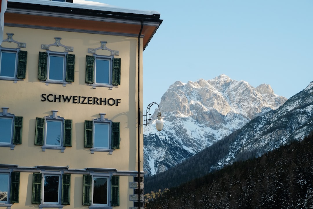 Firmeneinträge & lokale Citations: So machen Schweizer KMU sich mit local.ch, search.ch & Moneyhouse sichtbar